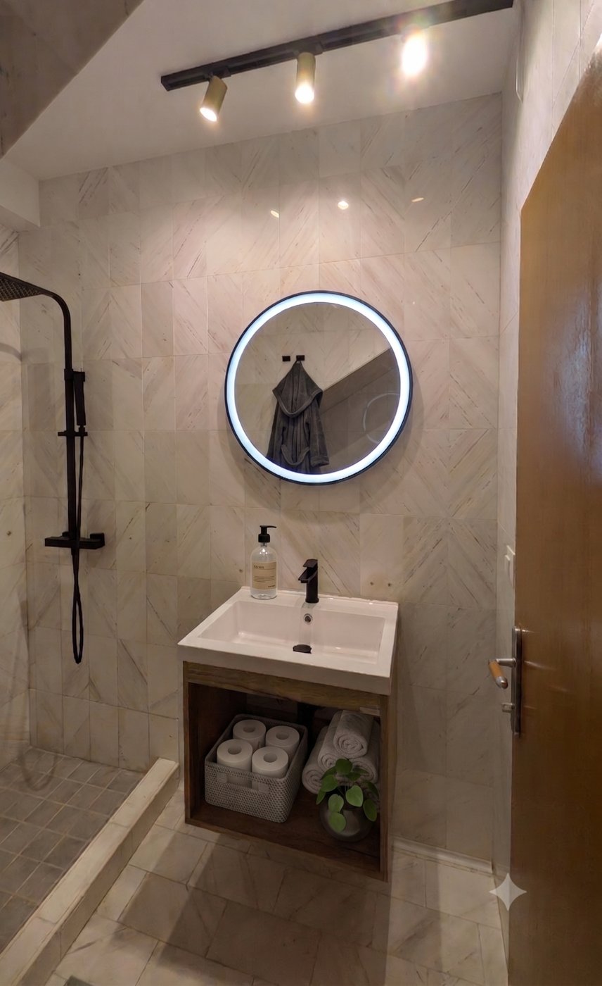 Bagno moderno con doccia e specchio LED