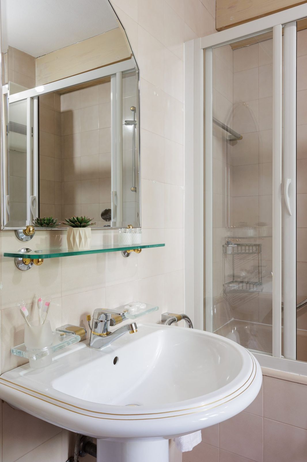 Bathroom, washbasin with mirror, glass shelf and gold details