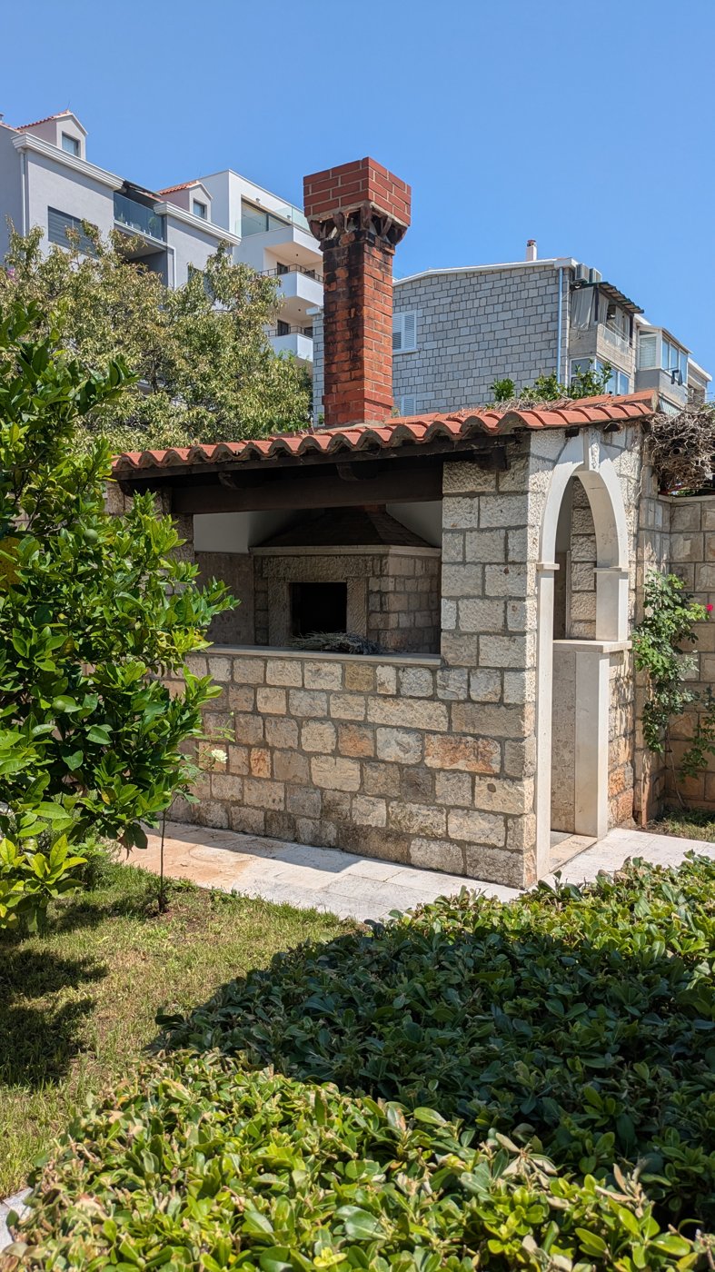 Il barbecue in pietra nel giardino