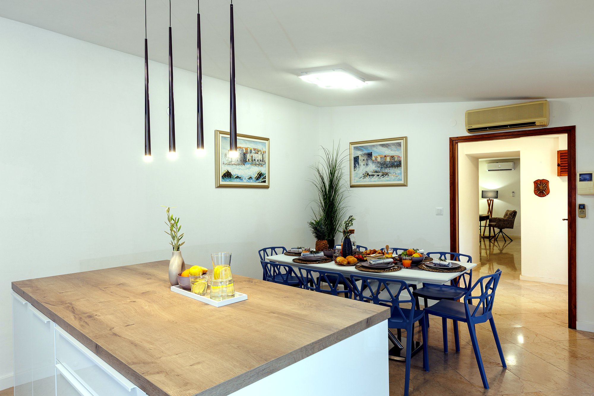 L'isola della cucina vista dal lato pranzo