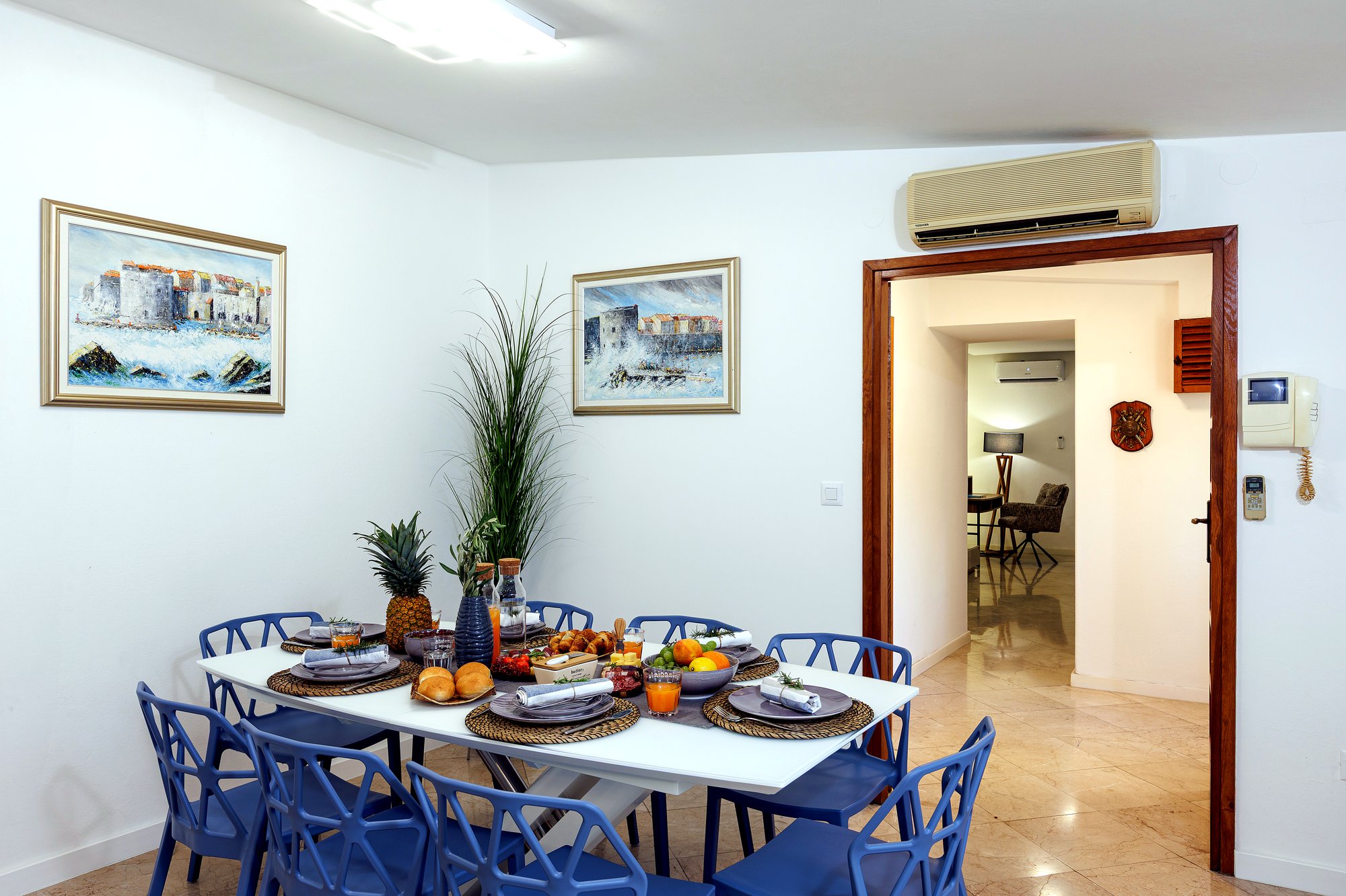 Dettaglio della cucina con parete blu