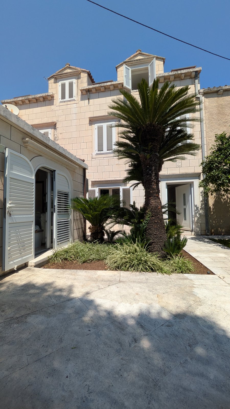 La facciata in pietra della villa