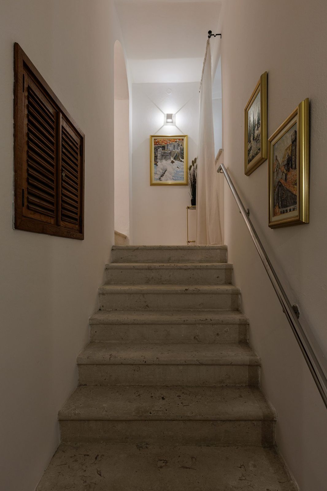 The internal staircase with paintings of Dalmatian landscapes on the walls