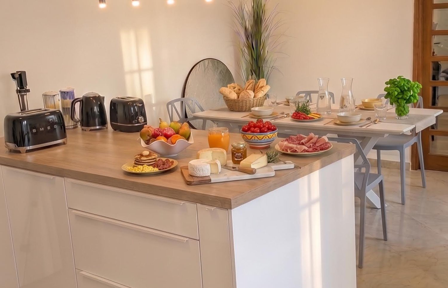 Colazione allestita nella cucina della villa