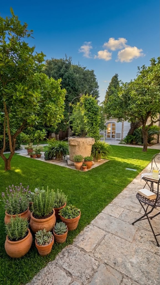 Il giardino ordinato con il pozzo e le lavande