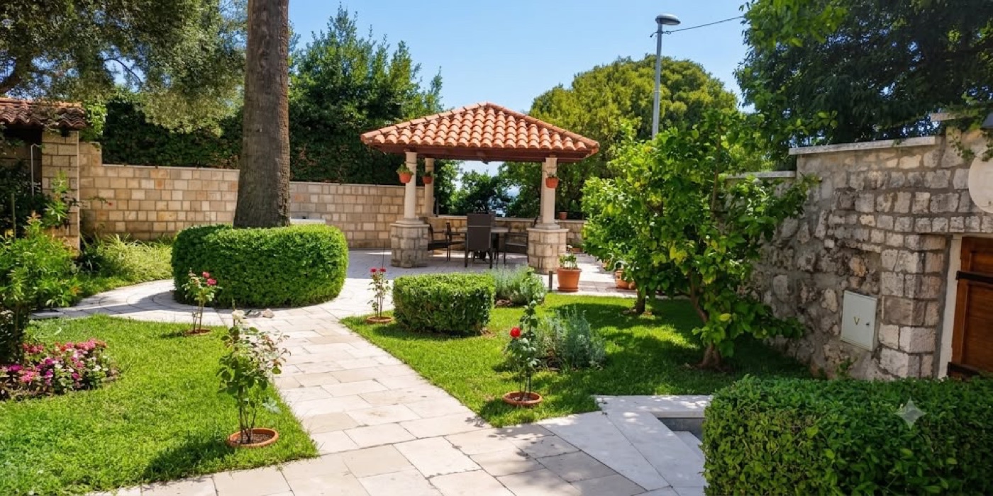 Il giardino con il pergolato di Villa LadyM
