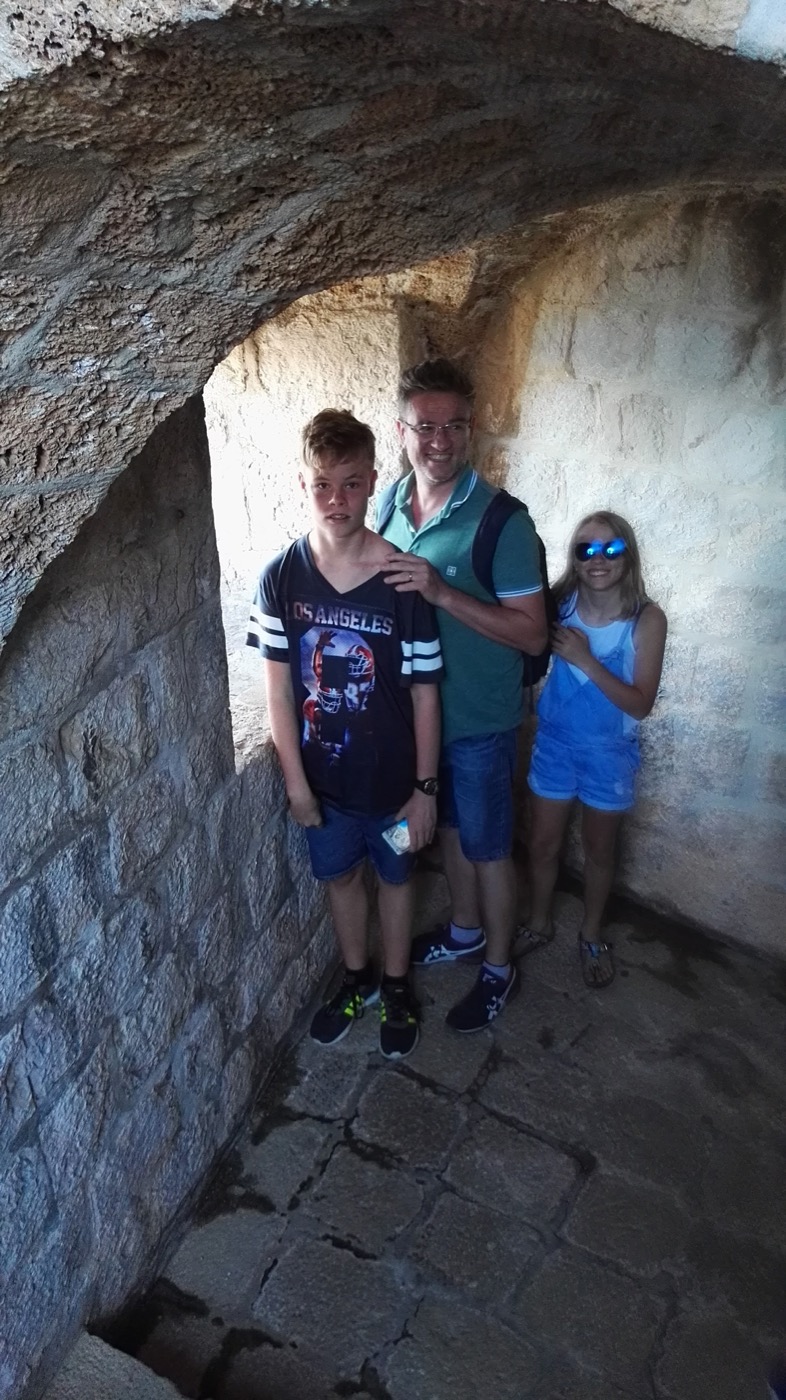 Le mura a picco sul mare