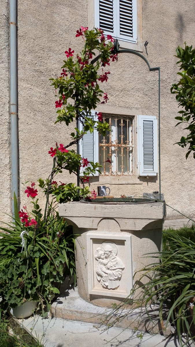 Il pozzo in pietra nel giardino