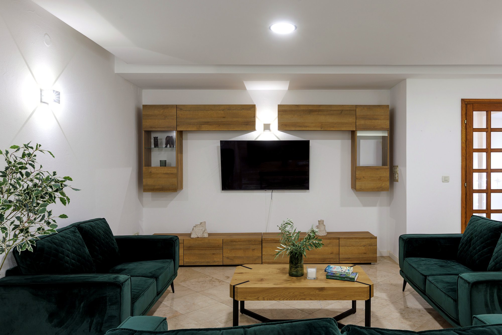 Il soggiorno con parete TV in legno