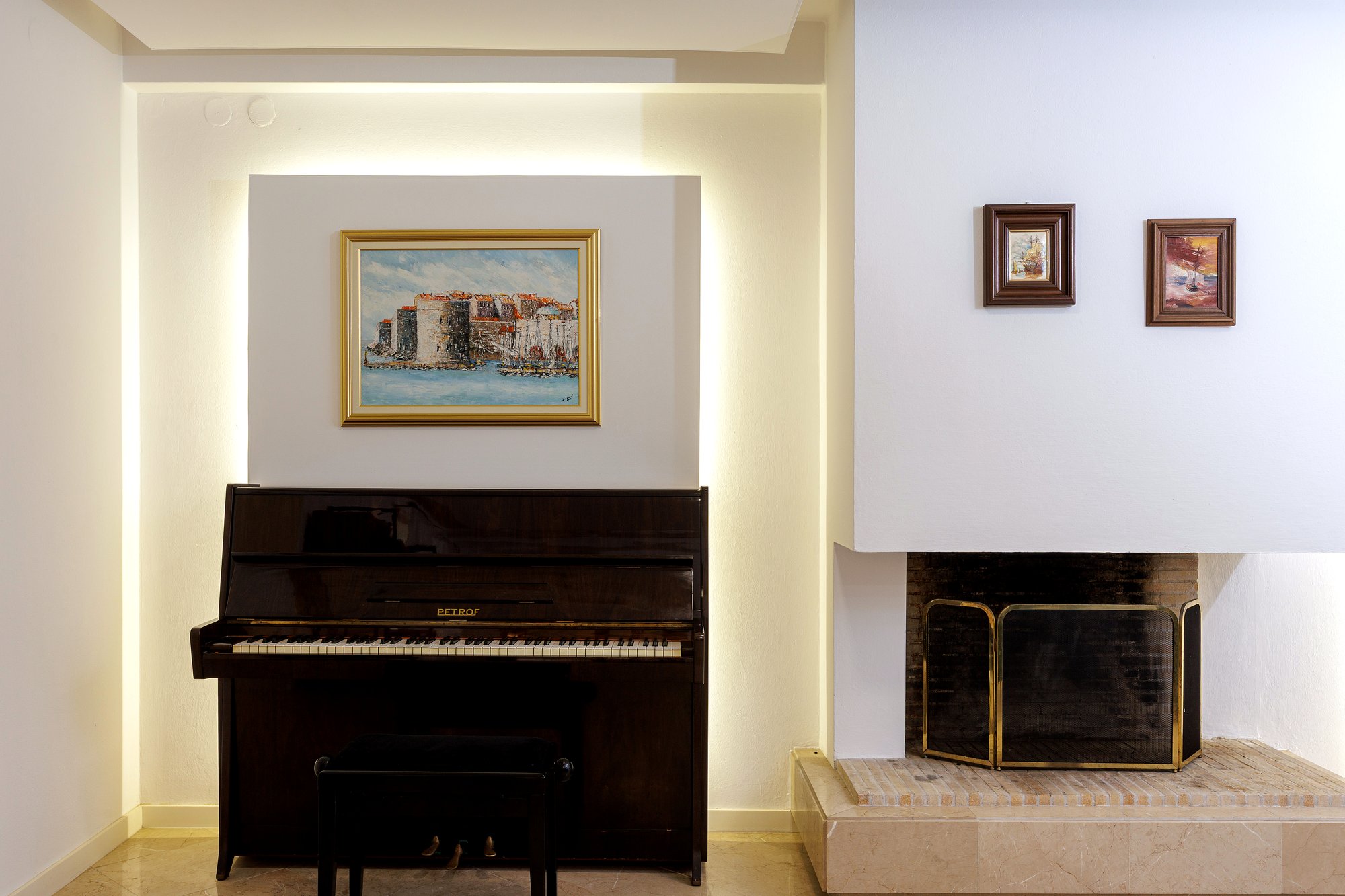 Il soggiorno con pianoforte e camino
