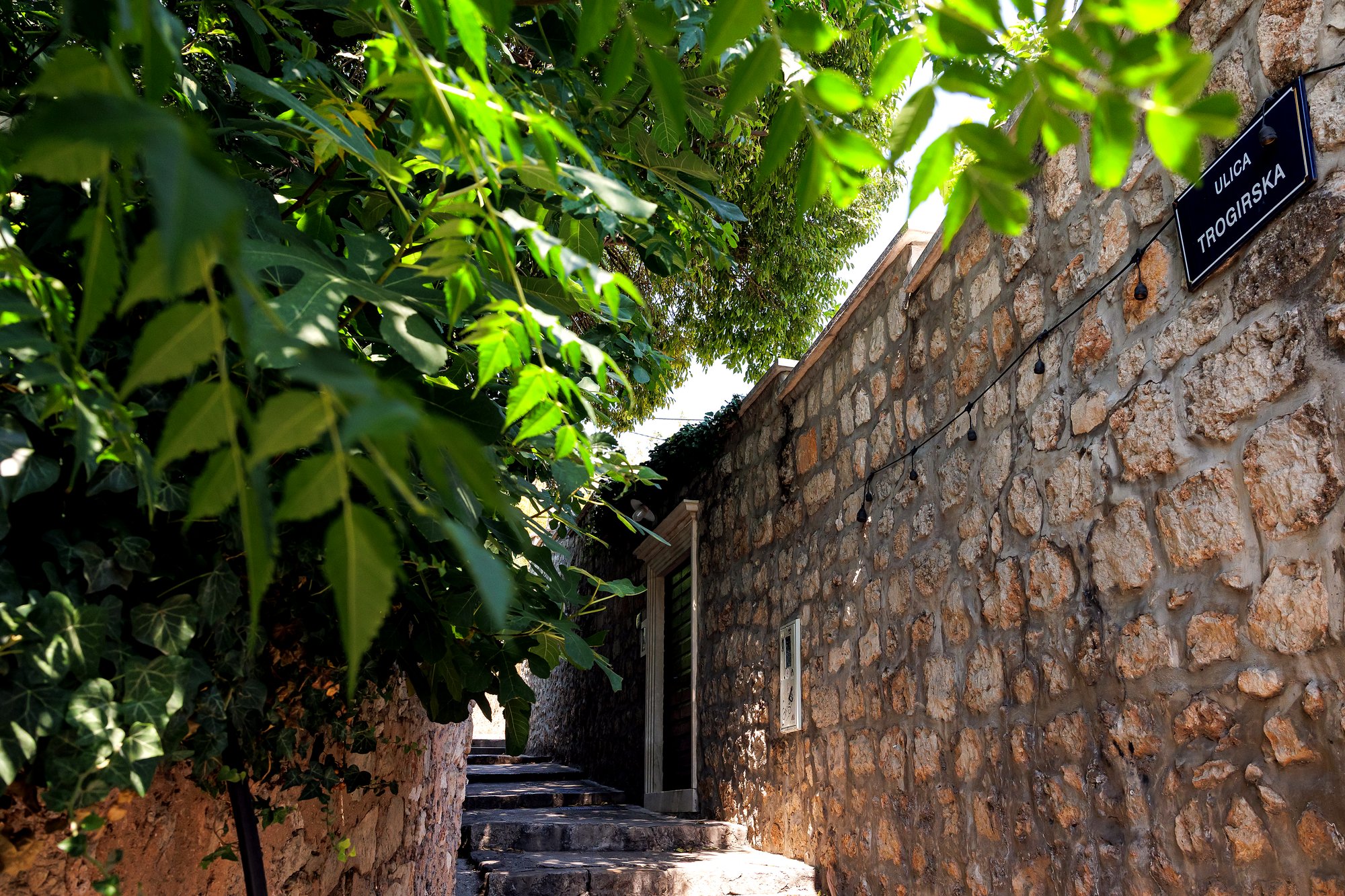 Il vicolo in pietra all'ingresso della proprietà