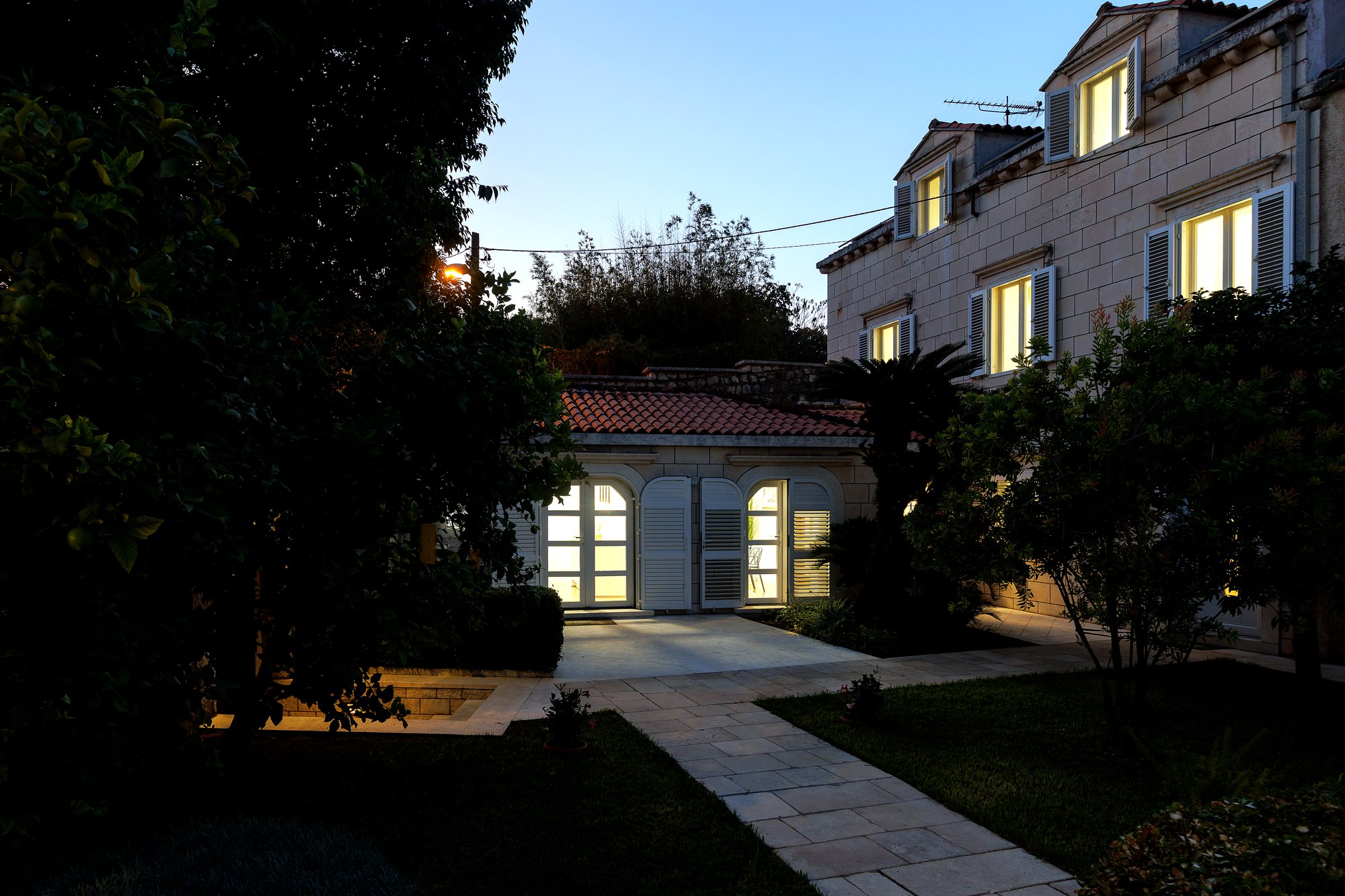 Villa LadyM al crepuscolo con le luci accese