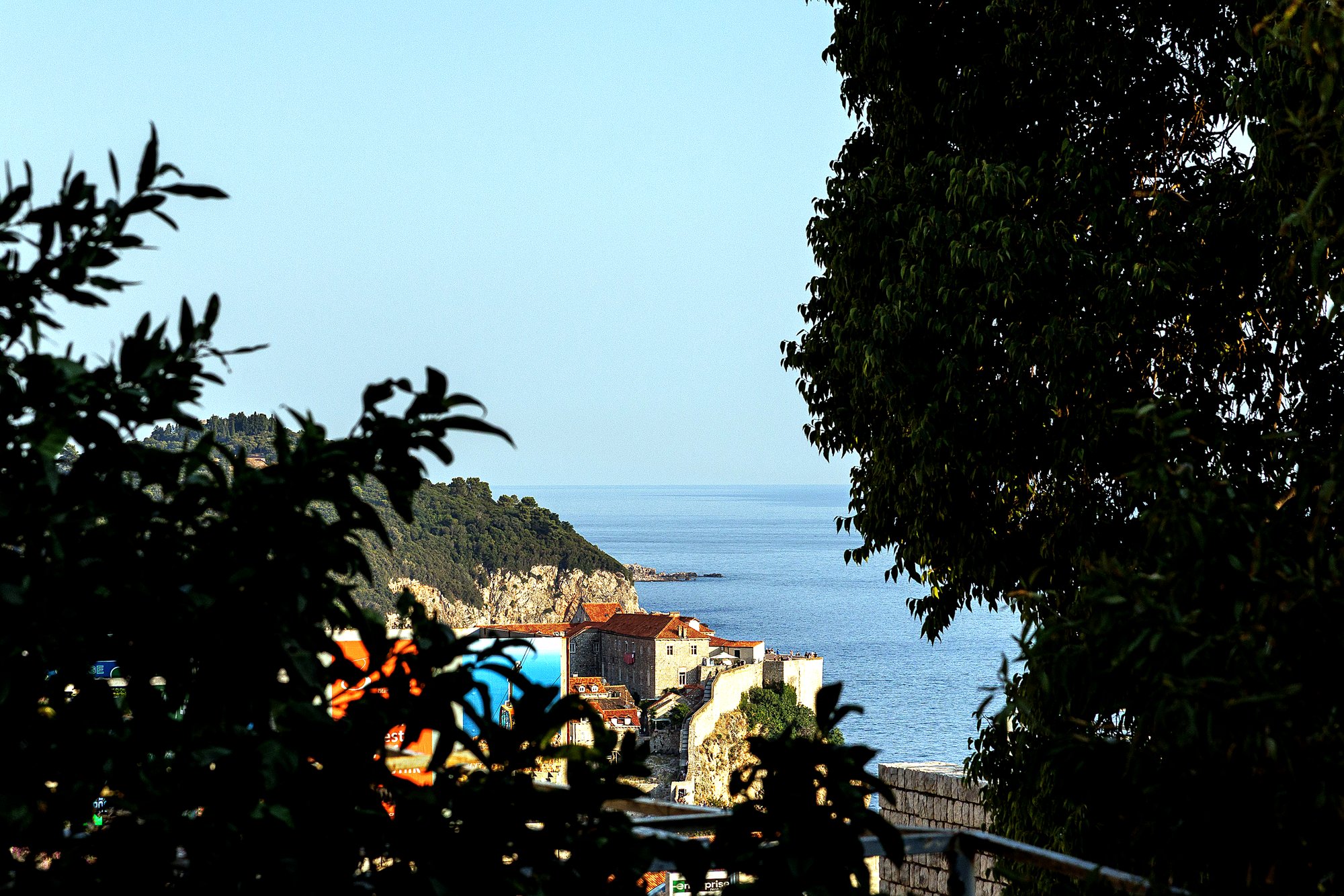 Lo scorcio sul mare visto dal giardino della villa